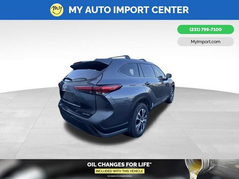 Used 2022 Toyota Highlander XLE AWD/4WD image 5