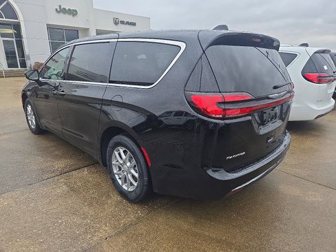 New 2026 Chrysler Pacifica Select image 3