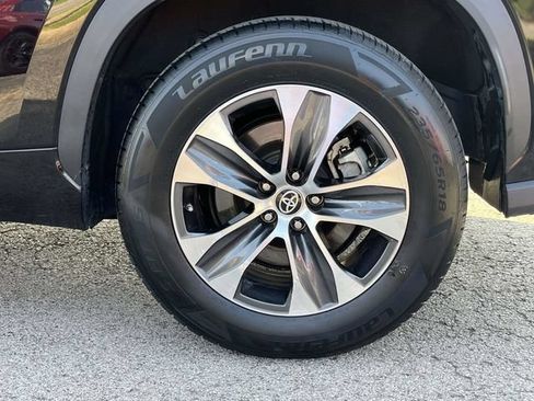 Used 2022 Toyota Highlander XLE FWD image 11