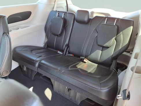 Used 2023 Chrysler Pacifica Touring-L image 17