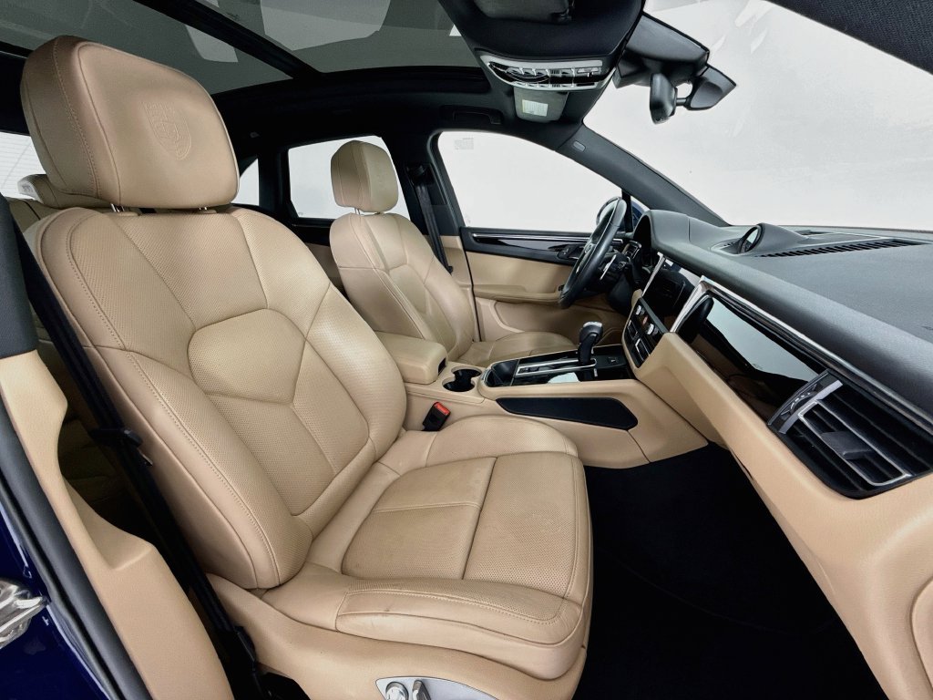 Certified 2025 Porsche Macan AWD/4WD image 30