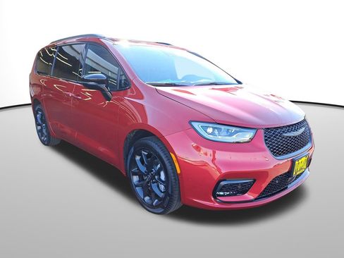 New 2026 Chrysler Pacifica Limited w/ Uconnect Theater Family Group image 3