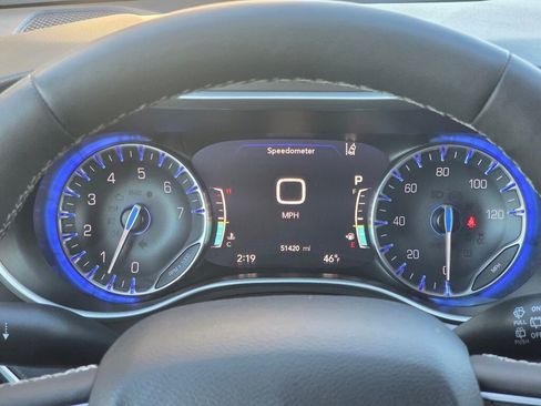 Used 2024 Chrysler Pacifica Touring-L image 19