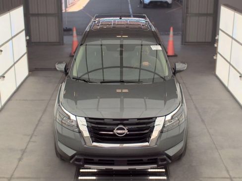Used 2025 Nissan Pathfinder SL FWD image 2