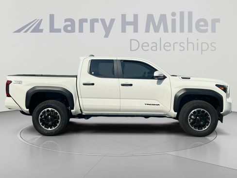 Certified 2025 Toyota Tacoma TRD Off-Road AWD/4WD image 6
