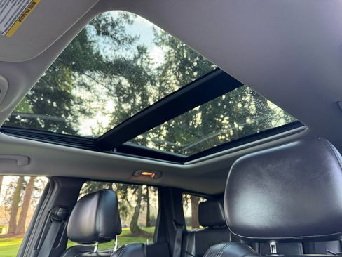 Used 2011 Jeep Grand Cherokee Limited w/ Luxury Group II image 38