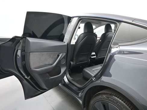 Used 2024 Tesla Model Y Long Range image 13