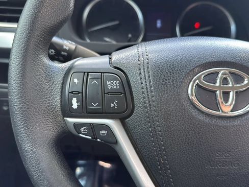 Used 2016 Toyota Highlander LE FWD image 32