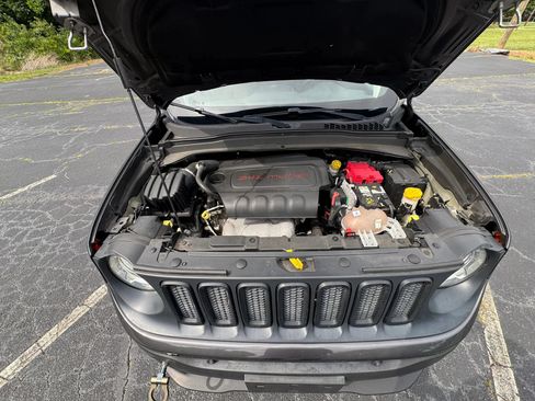 Used 2018 Jeep Renegade Latitude w/ Cold Weather Group AWD/4WD image 27