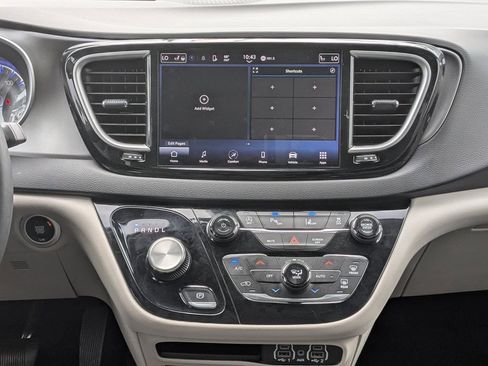 Used 2024 Chrysler Pacifica Touring-L image 21