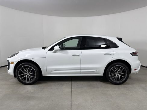 Certified 2025 Porsche Macan image 2