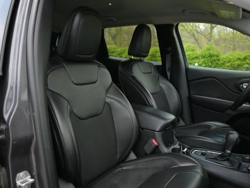 Used 2019 Jeep Cherokee Latitude Plus AWD/4WD image 55