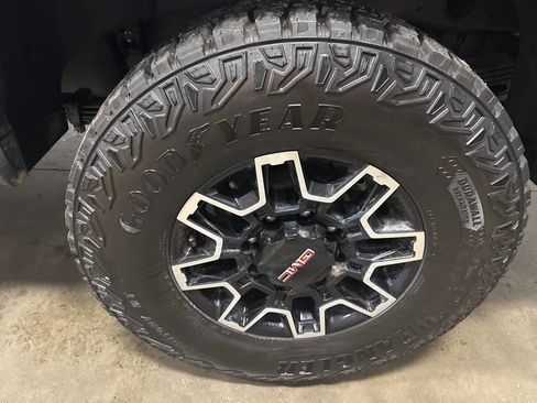 Used 2025 GMC Sierra 2500 AT4X image 8