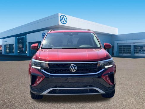 Used 2023 Volkswagen Taos SE w/ Panoramic Sunroof Package image 7