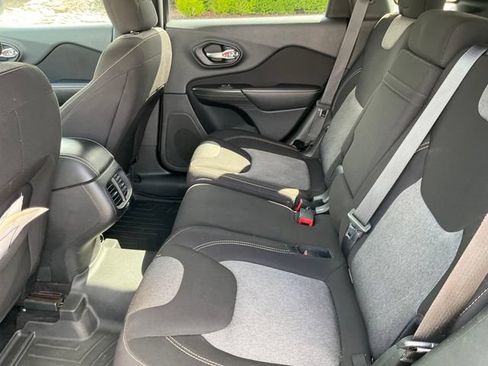 Used 2017 Jeep Cherokee Sport FWD image 13