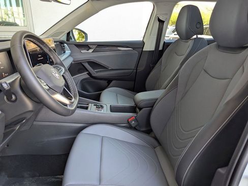 Certified 2025 Volkswagen Tiguan SE image 14