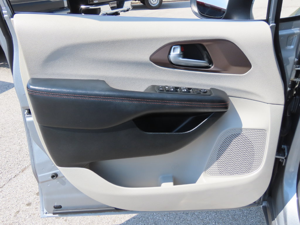 Used 2018 Chrysler Pacifica L FWD image 18