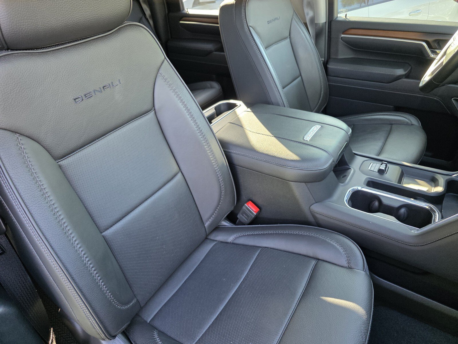 Used 2025 GMC Sierra 2500 Denali w/ Denali Reserve Package AWD/4WD image 29
