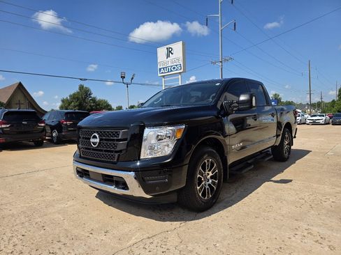 Used 2024 Nissan Titan SV w/ SV Convenience Package RWD image 3