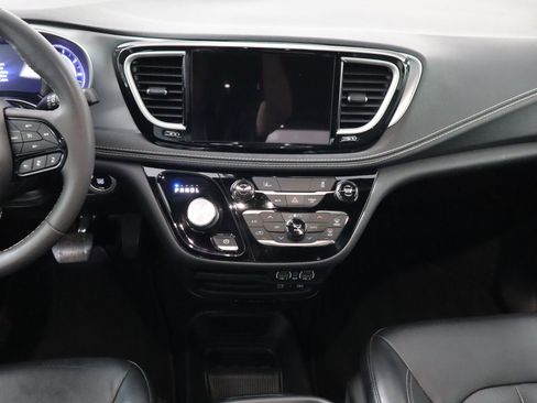 Used 2022 Chrysler Pacifica Touring-L w/ S Appearance Package image 12