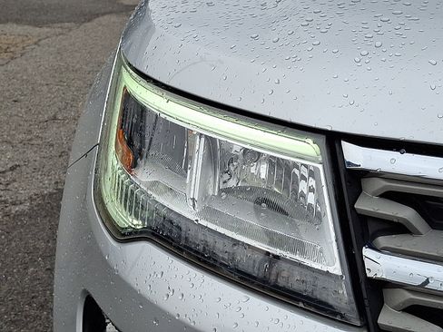 Used 2018 Ford Explorer XLT w/ Equipment Group 202A AWD/4WD image 9