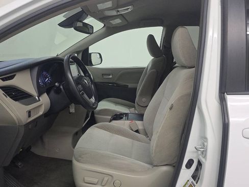 Used 2018 Toyota Sienna LE w/ Carpet Mat Package FWD image 9