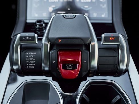 Used 2025 Lamborghini Urus SE image 67