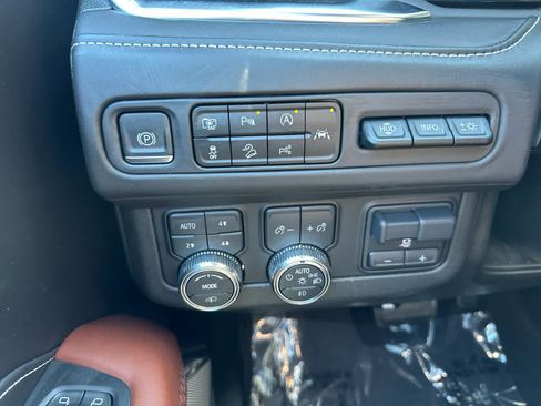 Used 2023 GMC Yukon Denali Ultimate AWD/4WD image 17