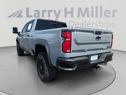 Used 2024 Chevrolet Silverado 2500 ZR2 w/ Technology Package AWD/4WD image 3