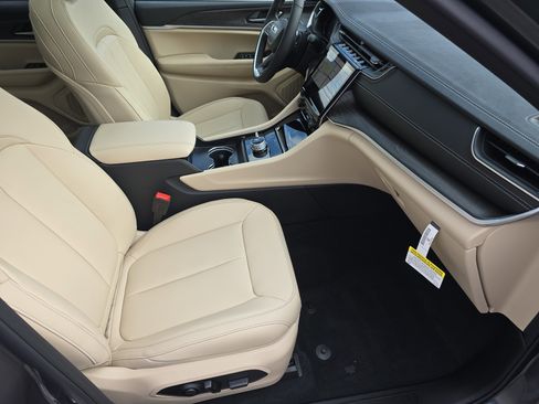 New 2025 Jeep Grand Cherokee L Limited w/ Trailer Tow Package image 29