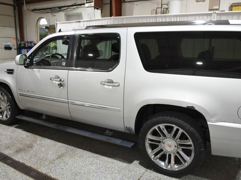 Used 2011 Cadillac Escalade ESV Premium image 14