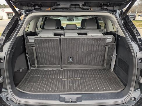 Used 2023 Toyota Highlander XLE image 13