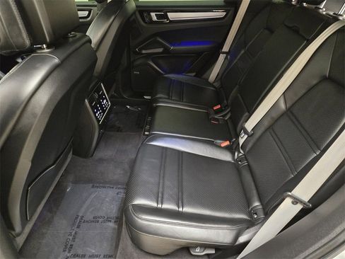Used 2022 Porsche Cayenne Platinum Edition image 20
