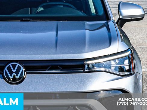 Used 2025 Volkswagen Taos SE FWD image 15