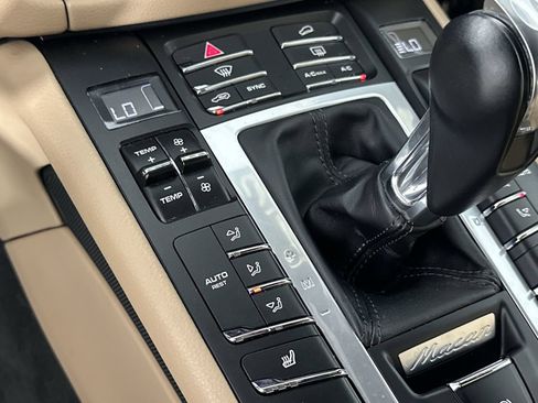 Used 2020 Porsche Macan AWD/4WD image 19