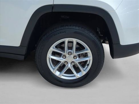Used 2023 Jeep Grand Cherokee Laredo RWD image 25