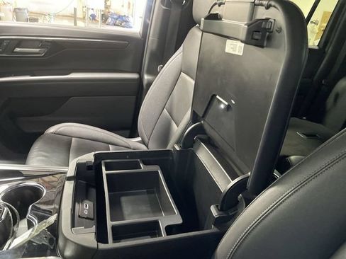 Used 2025 Chevrolet Suburban Z71 AWD/4WD image 21