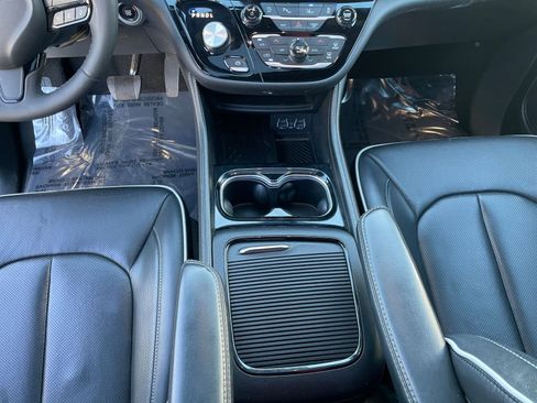 Used 2025 Chrysler Pacifica Limited image 45