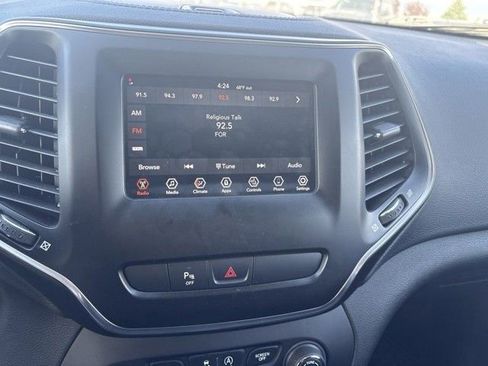 Used 2019 Jeep Cherokee Latitude Plus w/ Cold Weather Group AWD/4WD image 8