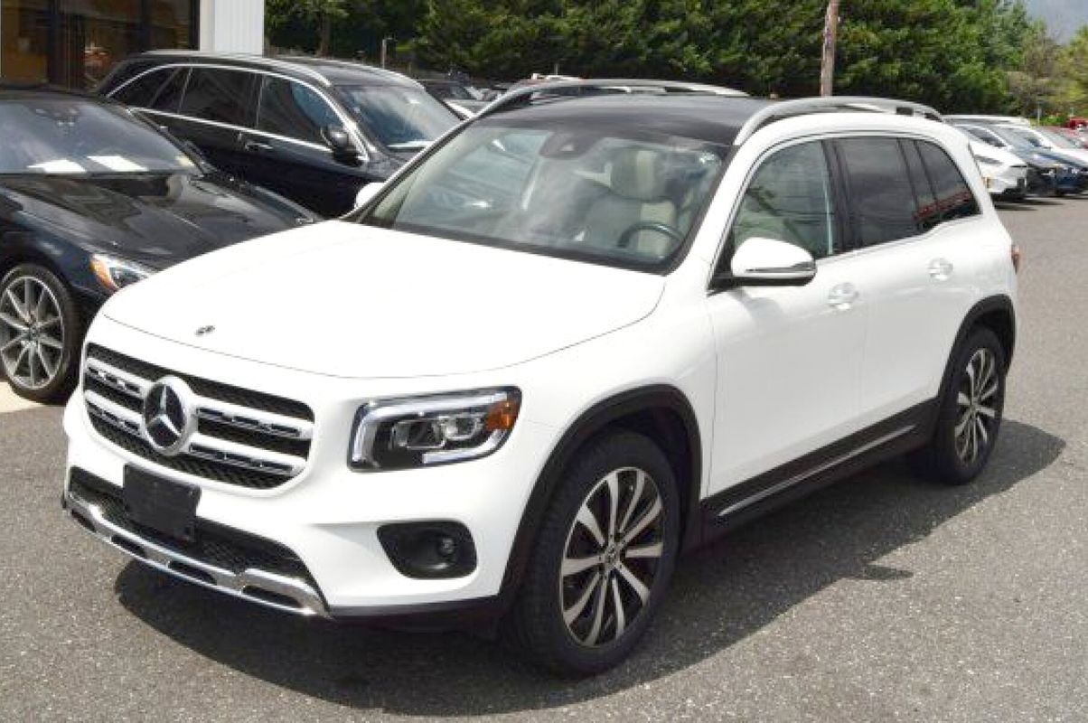 Used 2022 Mercedes-Benz GLB 250 4MATIC w/ Premium Package Lite image 2