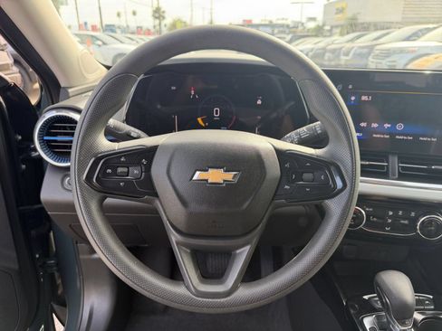 Used 2025 Chevrolet Trax LT FWD image 27