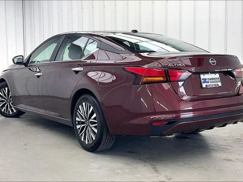 Used 2025 Nissan Altima 2.5 SV FWD image 11