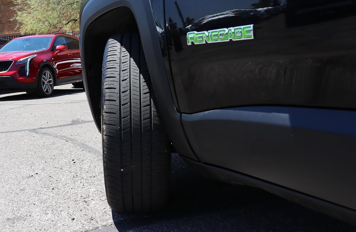 Used 2018 Jeep Renegade Latitude FWD image 7