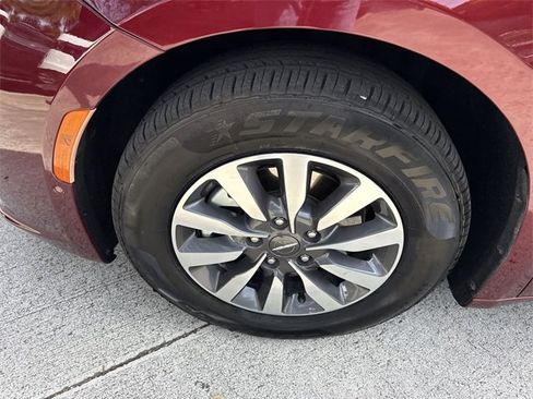 Used 2021 Chrysler Pacifica Touring-L image 10