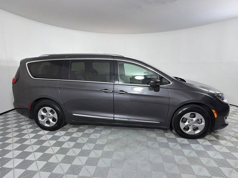 Used 2017 Chrysler Pacifica Touring-L Plus image 4