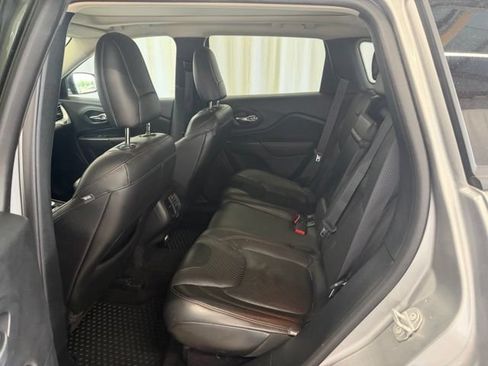 Used 2017 Jeep Cherokee Trailhawk AWD/4WD image 15