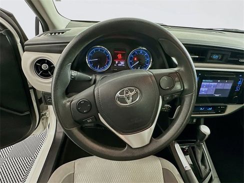 Used 2017 Toyota Corolla LE image 11
