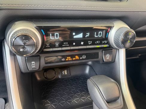 Used 2025 Toyota RAV4 XLE AWD/4WD image 28