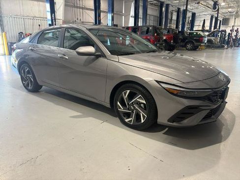 Used 2024 Hyundai Elantra SEL w/ Convenience Package FWD image 3