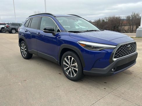 Used 2025 Toyota Corolla Cross XLE image 3